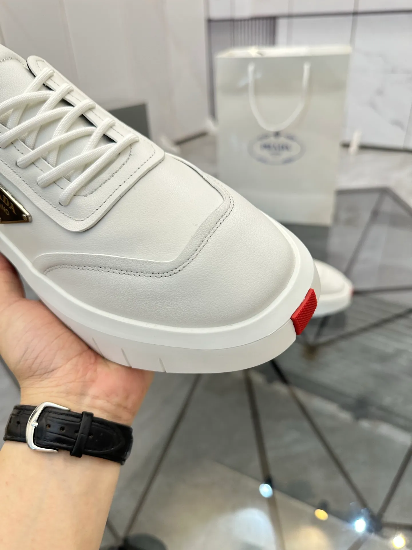 Selling men's shoes 💰: 💰P560¥ High-end top quality Product trademark: Prada * "Prada*" low-top casual shoes Regular size: 35-45 (can be customized to 46) Couple style Product material: imported first-layer cowhide leather upper, breathable lining, original outsole. No.: H201
